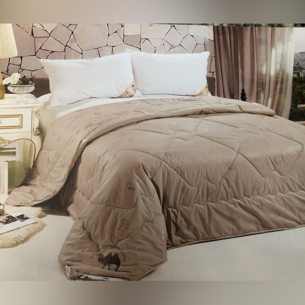 Devonshire Collection Cream  Camel Wool Comforter Size Queen